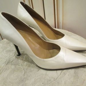 Stuart Weiztman women's  satin pearl pump pointy shoes Sz 9